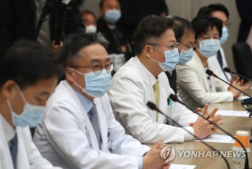 Opposition leader meets doctors Opposition leader meets doctors