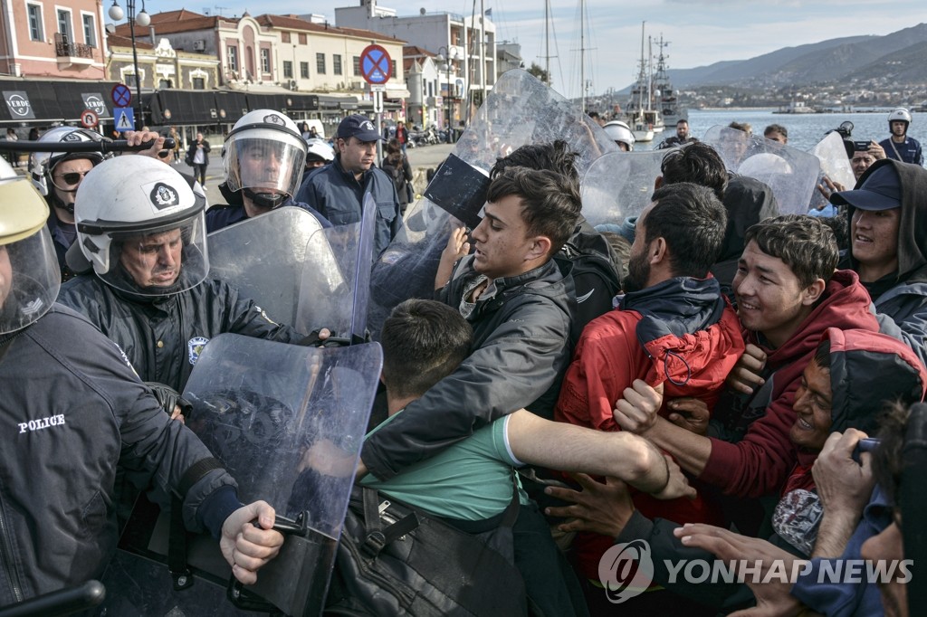 충돌하는 그리스 경찰ㆍ터키 이주민