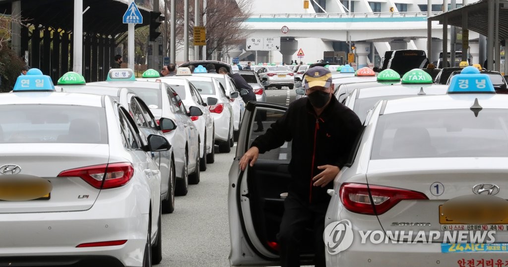 손님 기다리는 택시