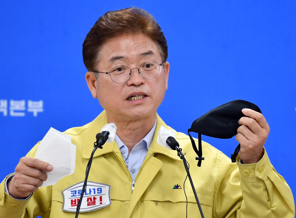 '경북형 마스크' 설명하는 이철우 경북도지사