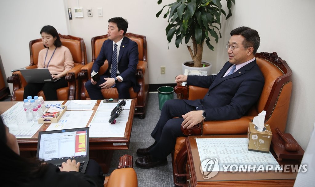 비례연합 플랫폼 관련 브리핑 하는 윤호중 사무총장