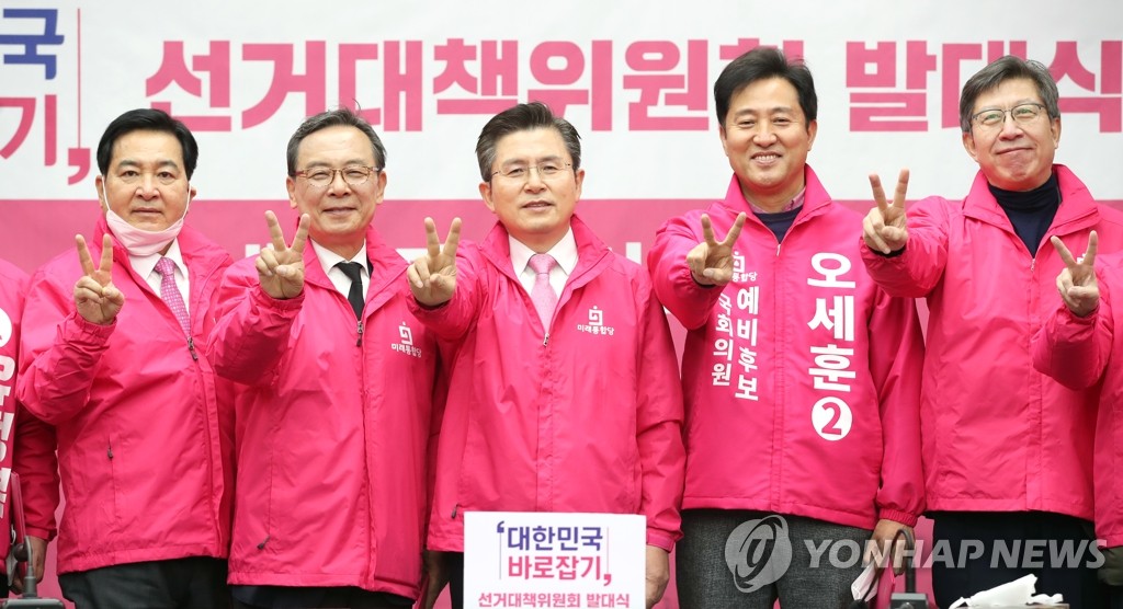 '브이' 그리는 오세훈 당시 미래통합당 예비후보(오른쪽에서 두번째) [연합뉴스 자료사진]