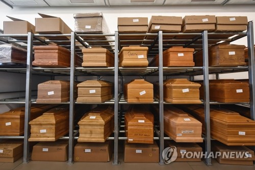 화장장의 이탈리아 코로나19 사망자 관들