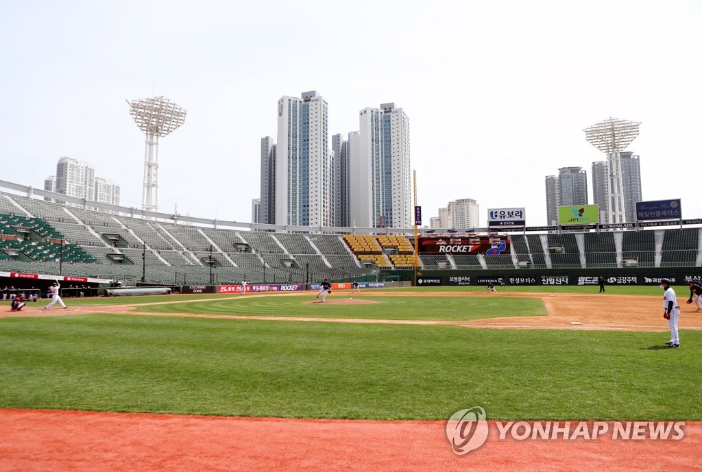 텅 빈 야구장에서 열린 롯데 홈 원정 경기