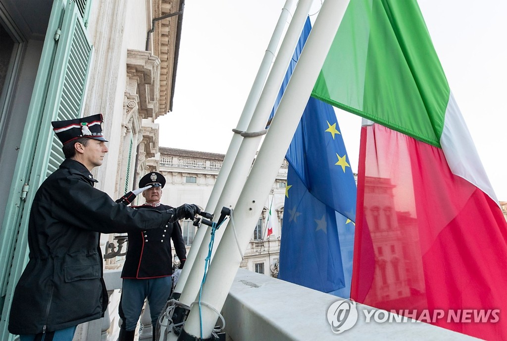 코로나19 희생자 추모 조기 게양하는 이탈리아 대통령궁