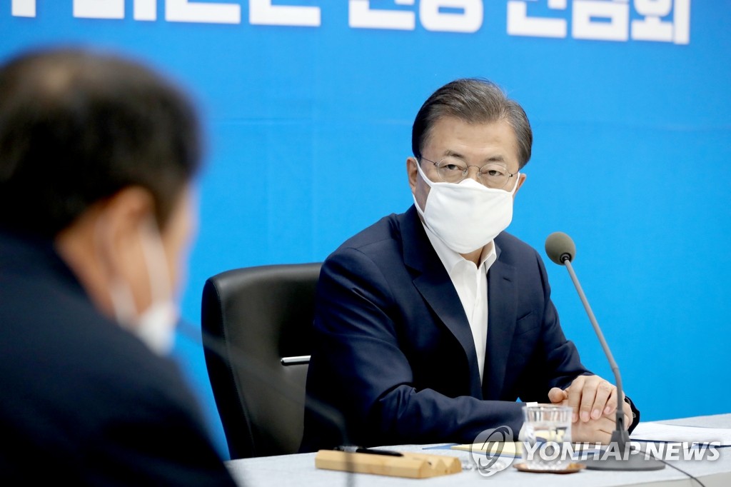 간담회 참석자 발언 듣는 문 대통령