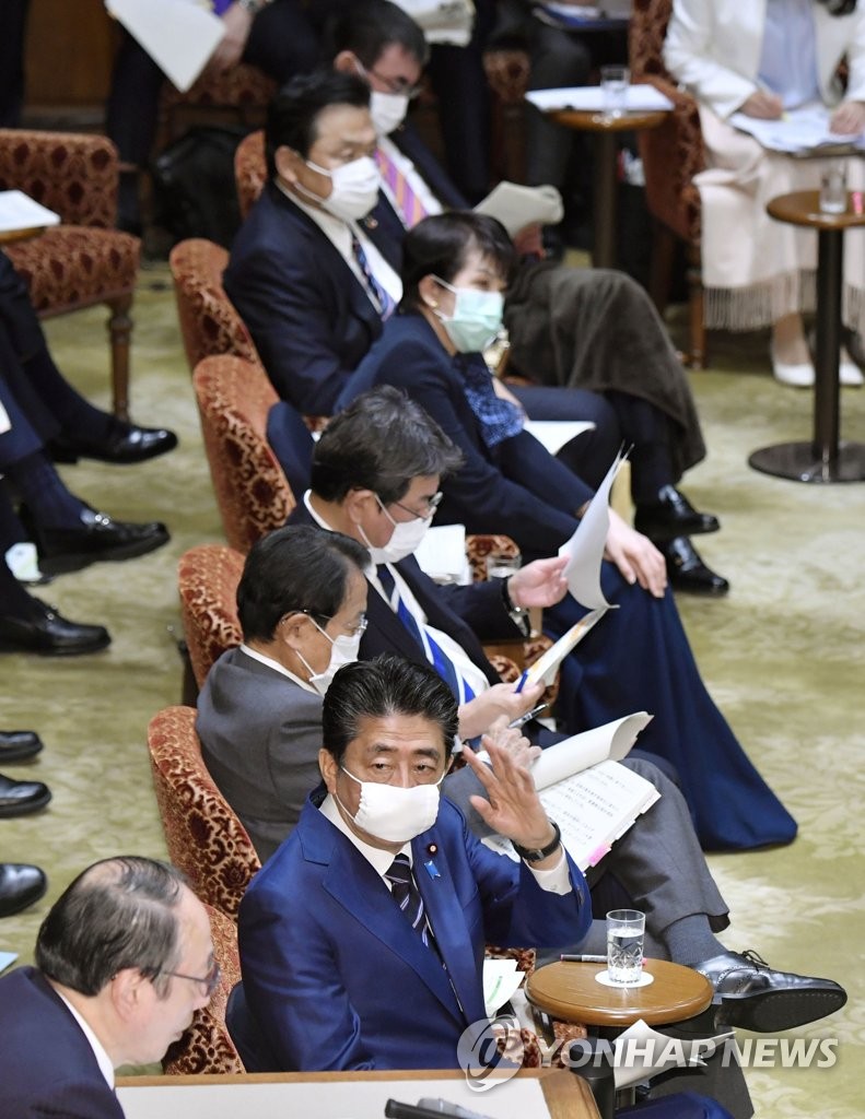 일본 참의원서 마스크 착용한 아베 총리