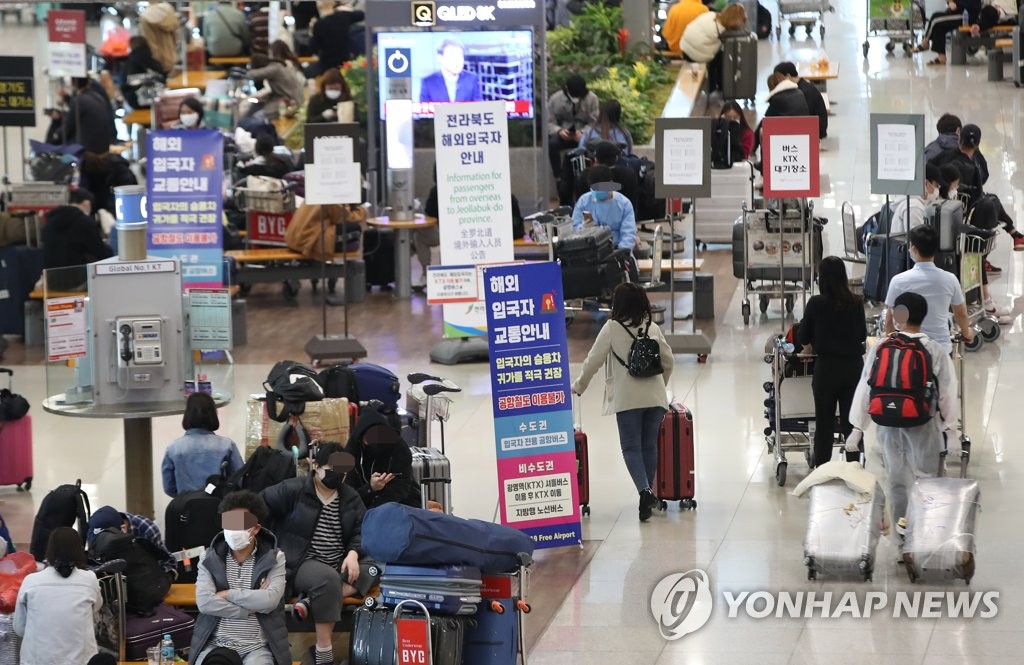 空港からの移動は専用バスで 空港からの移動は専用バスで