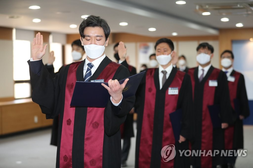 '신임검사 선서합니다'