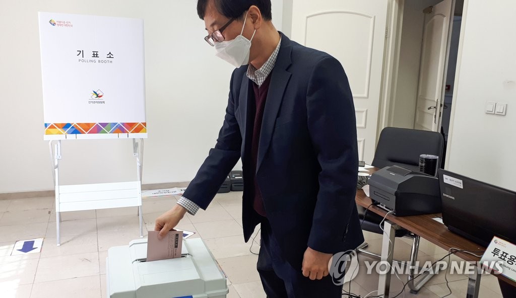 총선 재외투표하는 이란 재외국민