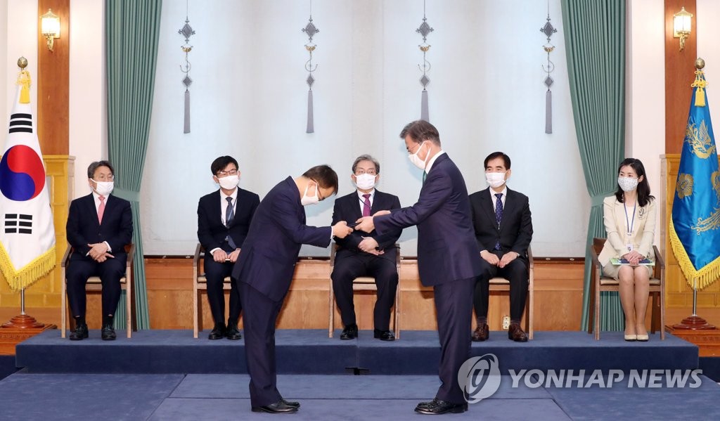 위촉장 받는 김용기 일자리위 부위원장
