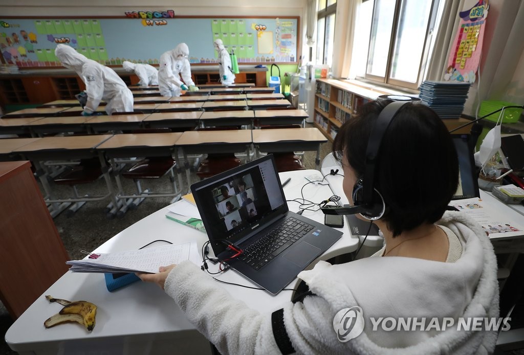 ′코로나가 만든 교실 풍경′…온라인 수업 연습 도중 방역 작업