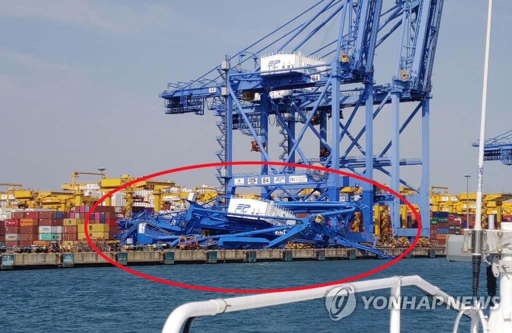 파손된 부산신항 크레인