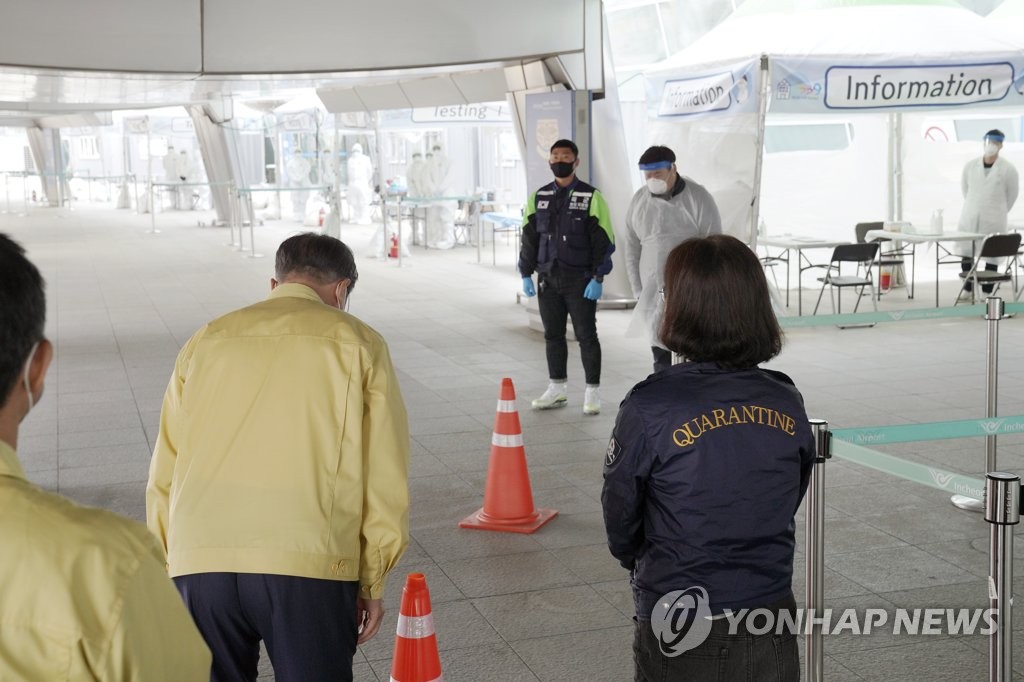 인천공항 개방형 선별진료소 방문한 문 대통령