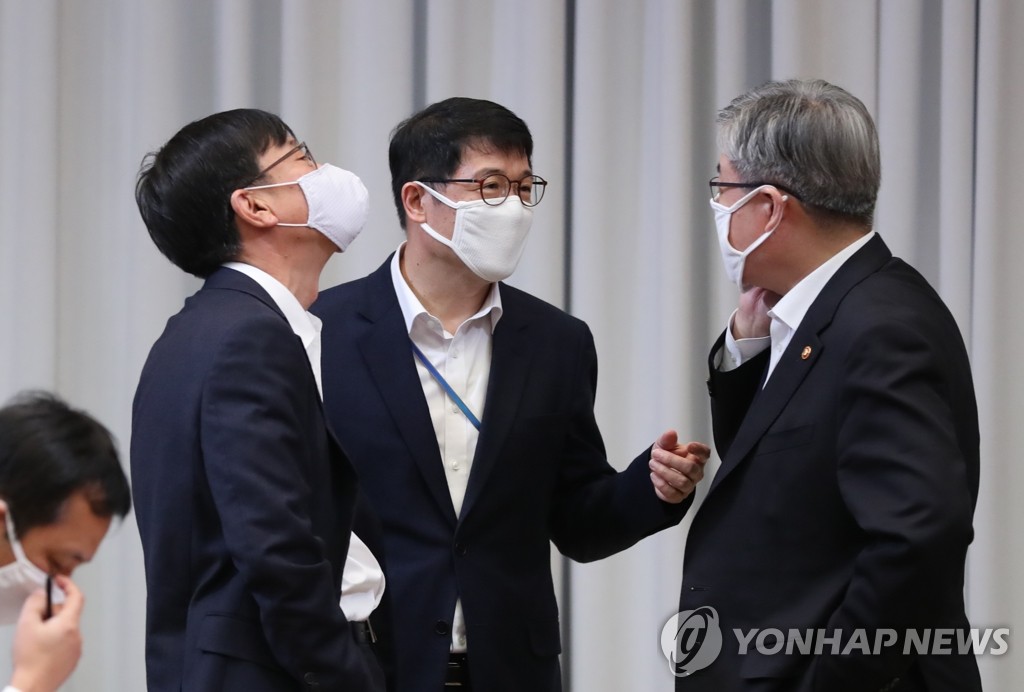 대화하는 제4차 비상경제회의 참석자들