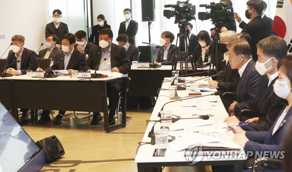 치료제·백신 개발 현황 보고 받는 문재인 대통령