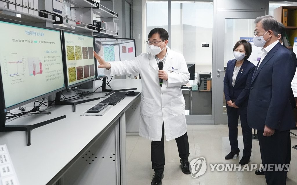 연구시설 시찰하는 문 대통령