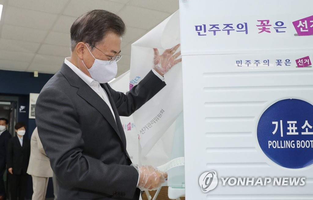 기표소 입장하는 문 대통령
