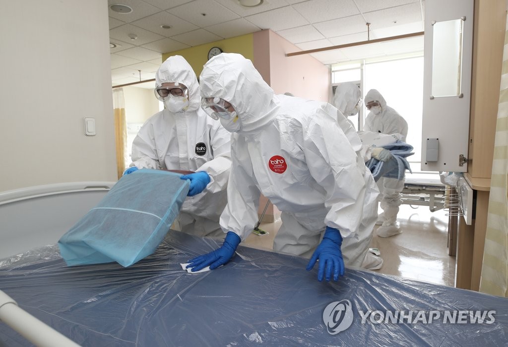 대구지역 신규 확진자 수 0명, 병실 청소하는 관계자들