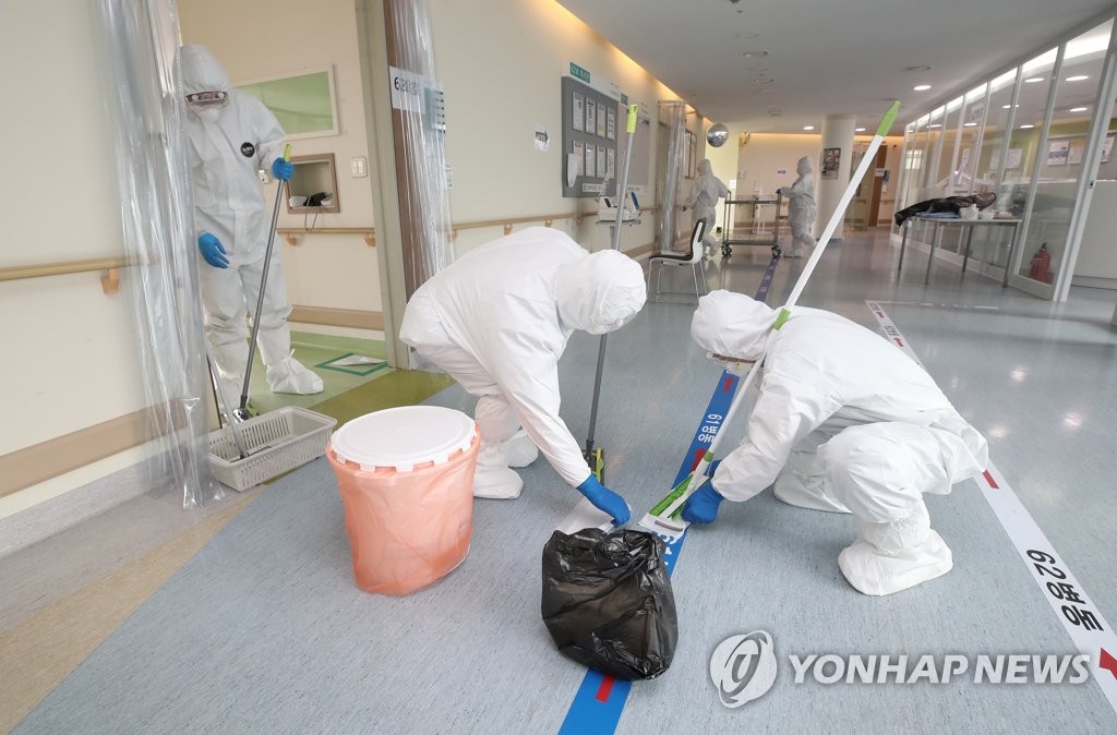 대구지역 신규 확진자 수 0명, 병실 청소하는 관계자들