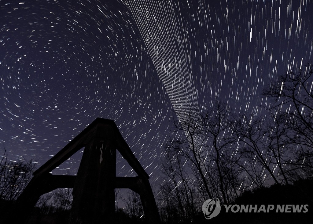 밤하늘 수놓은 스타링크 위성들의 빛나는 궤적