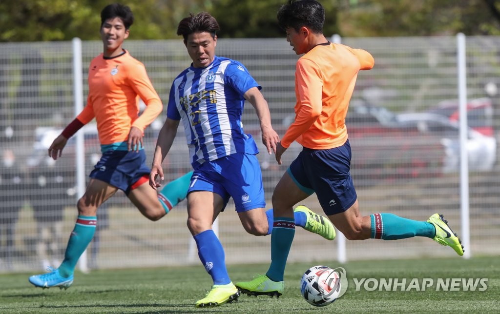 A practice match between Daejeon Hana Citizen (in orange) and Cheongju University takes place at the auxiliary field to Daejeon World Cup Stadium in Daejeon, 160 kilometers south of Seoul, on April 24, 2020. (Yonhap)