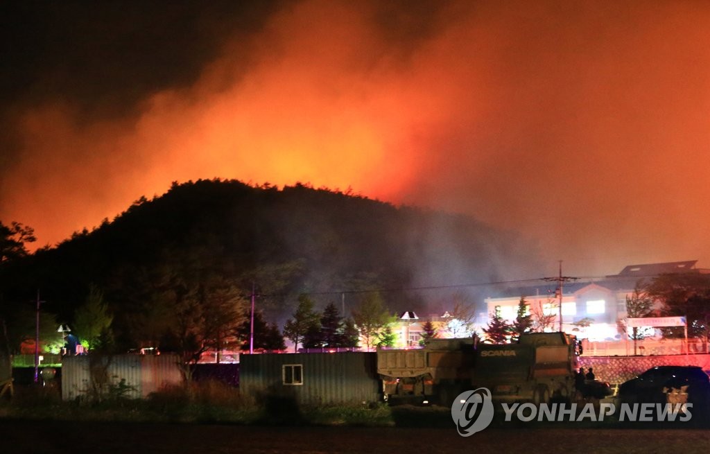 강원 고성 산불…민가 인근까지 번지는 불길