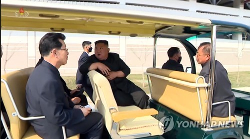 카트에 탄 김정은