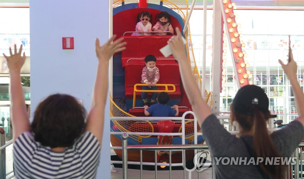 즐거운 시간 보내는 어린이들