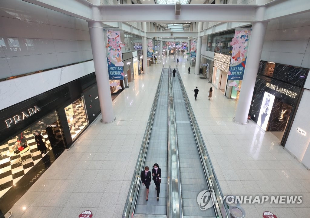 Peu de clients fréquentent les magasins hors taxes du terminal 1 à l'aéroport international d'Incheon, à l'ouest de Séoul, sur cette photo prise le 15 mai 2020.