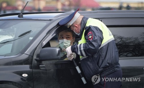 제2도시 상트페테르부르크에서 차량 통행증 검사하는 교통경찰