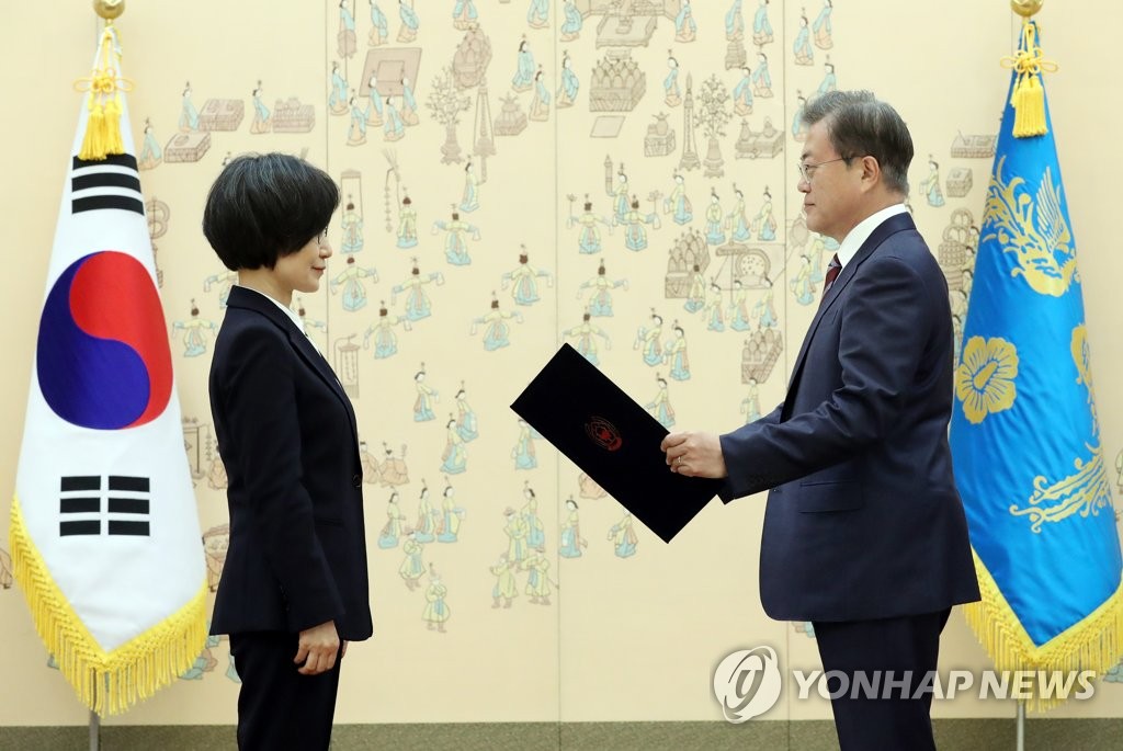 문 대통령, 정은숙 신임 선관위원에게 임명장 수여