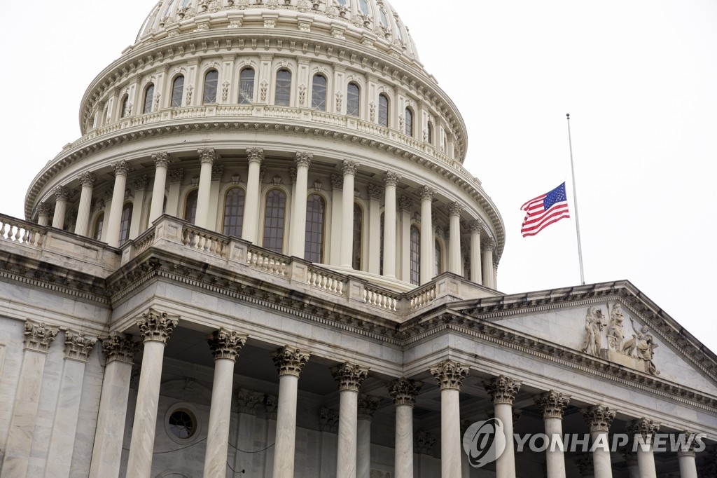 코로나19 희생자 추모하는 미국 국회의사당의 조기