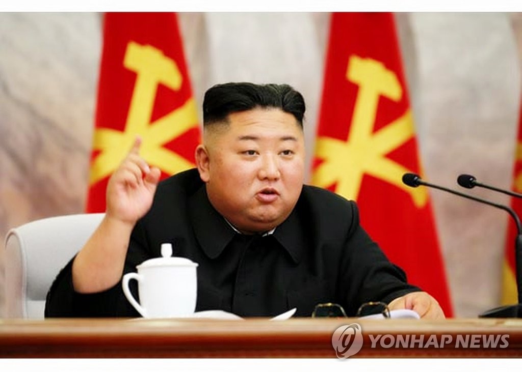 회의 주재하는 김정은 국무위원장