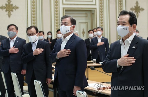 국기에 경례하는 문 대통령