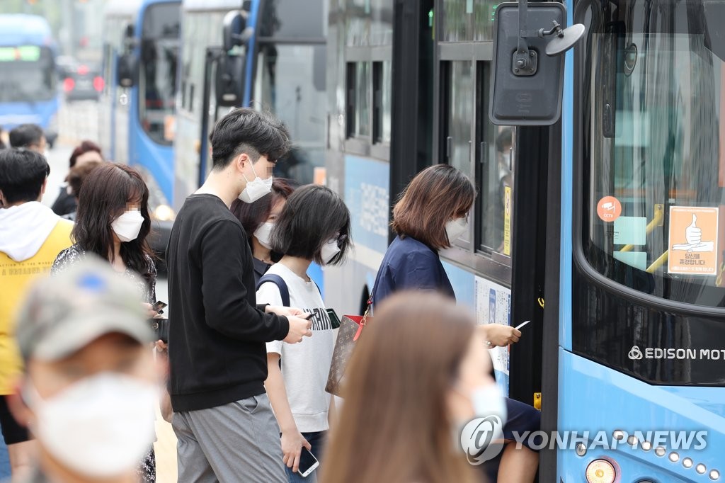 내일부터 전국적으로 버스·택시 이용 시 마스크 착용 의무
