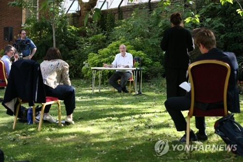 기자회견 하는 커밍스 영국 총리 수석보좌관
