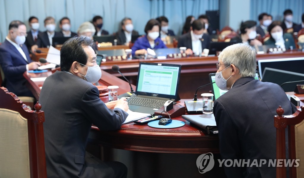 대화 나누는 정세균-최기영