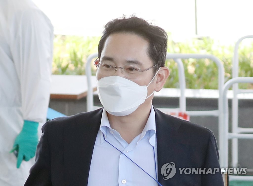 이재용, '삼성 합병·승계 의혹' 조사 위해 검찰 출석