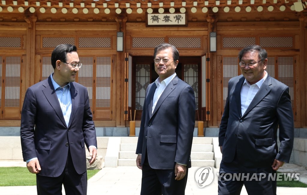 오찬장 향하는 문 대통령과 여야 원내대표