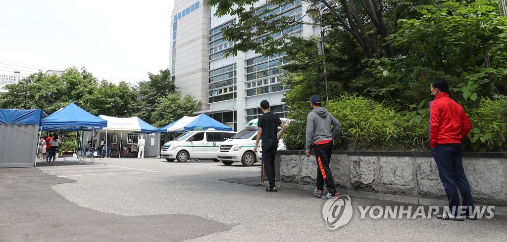 보건소 입구까지 나온 검사 대기줄