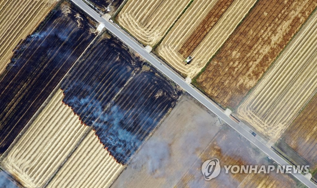거두고, 태우고