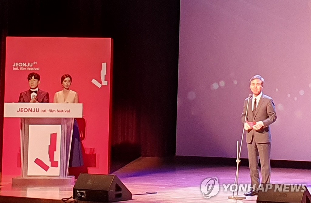 Kim Seung-soo (R), mayor of Jeonju and chairman of the organizing committee of the Jeonju International Film Festival, declares the opening of the country's largest showcase of indie and art house films at the Korea Traditional Culture Center in Jeonju, 240 kilometers south of Seoul, on May 28, 2020. (Yonhap)