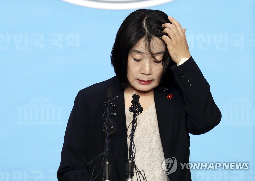 의혹 해명하는 더불어민주당 윤미향 당선인