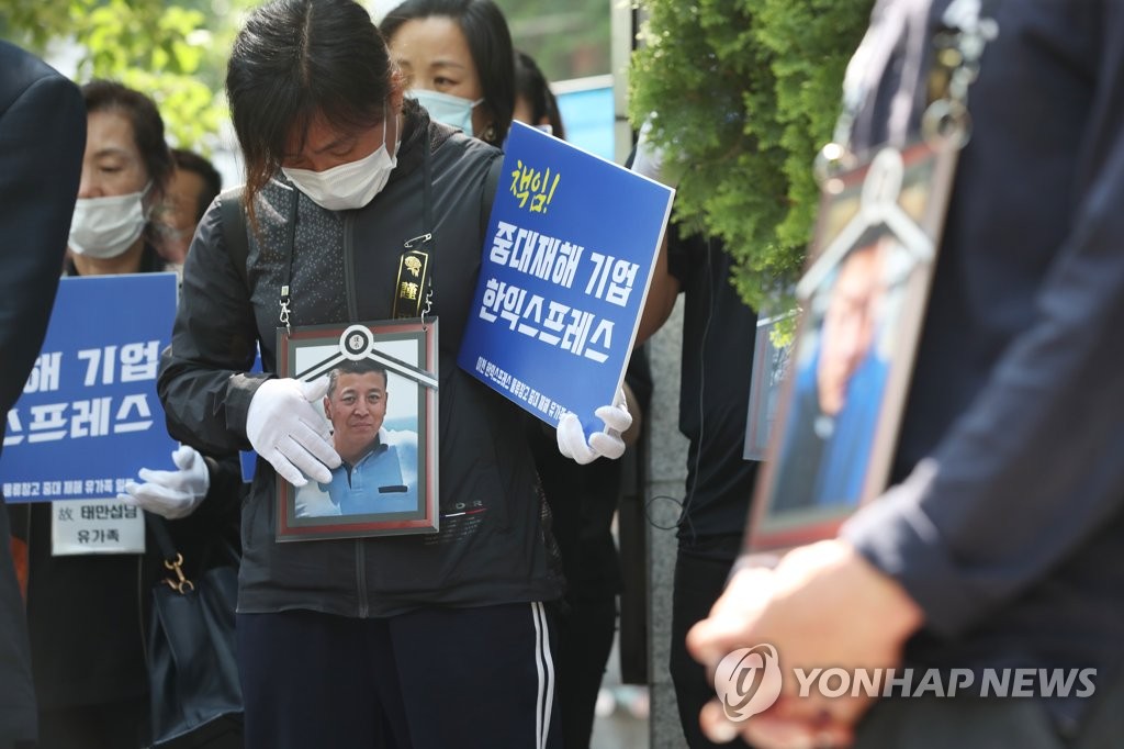 희생자 품에 안은 유가족