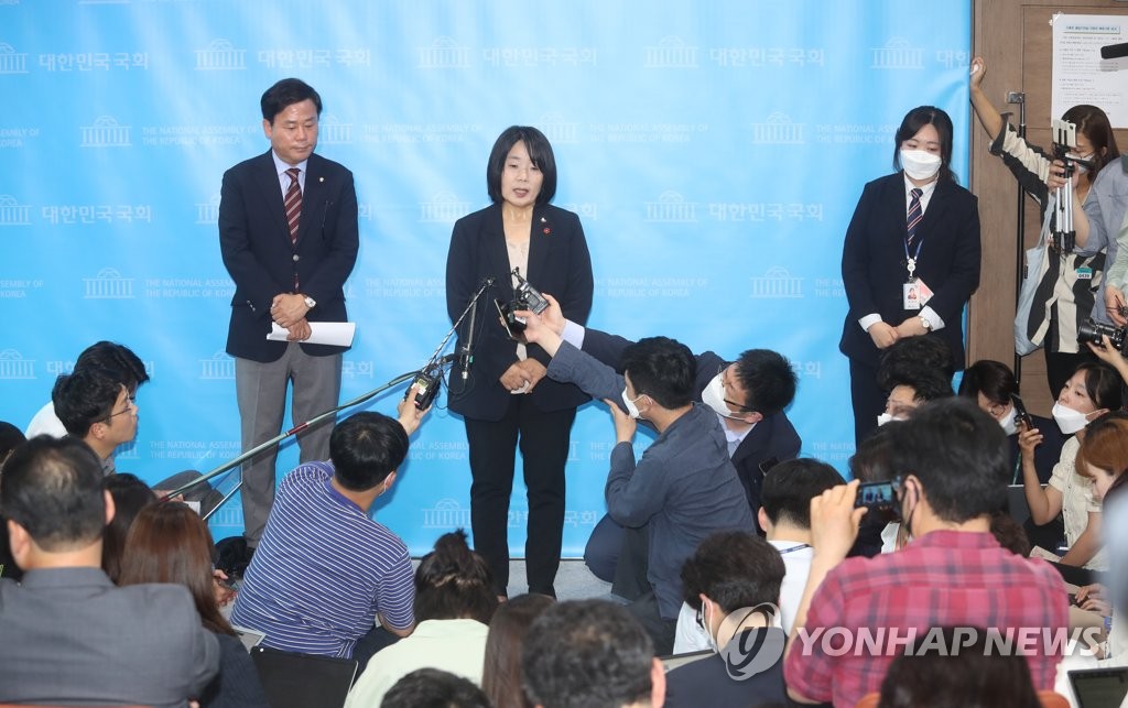 윤미향 당선인, 취재진 질문에 답변