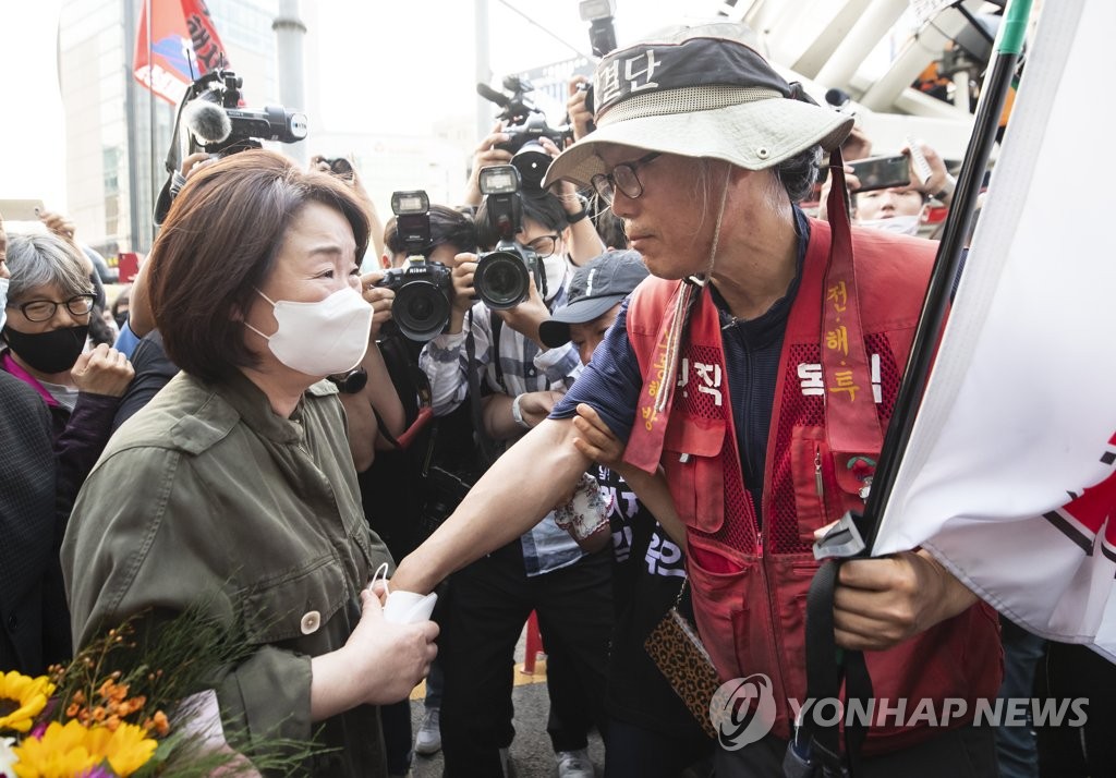 심상정 대표와 손 잡은 김용희 씨