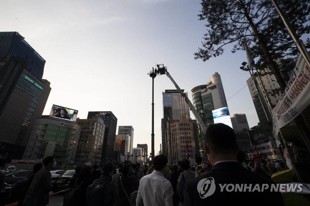 철탑에서 내려오는 김용희 씨
