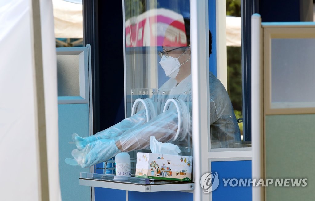 검체 채취 준비하는 의료진
