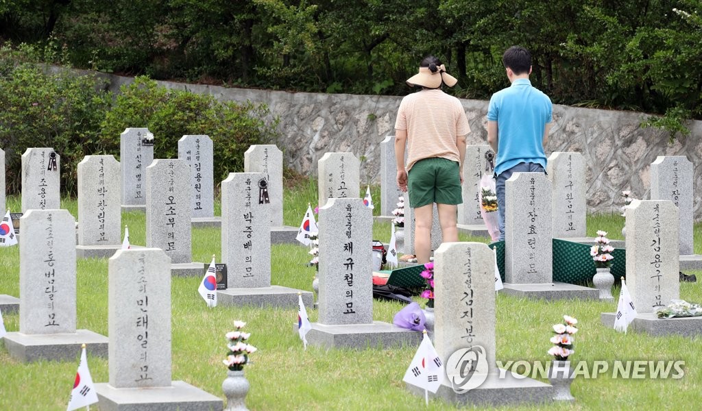 현충원 찾은 참배객들